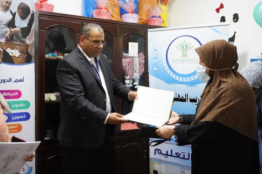 عبندة يرعى حفل تخريج الفوج الثامن من دورتي الخياطة الأساسية والمتقدمة في التكافل الخيرية بالرمثا..صور