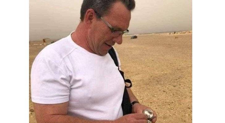 سائح ألماني يحمل مطفأة سجائر في الصحراء..ويشعل مواقع التواصل..صور