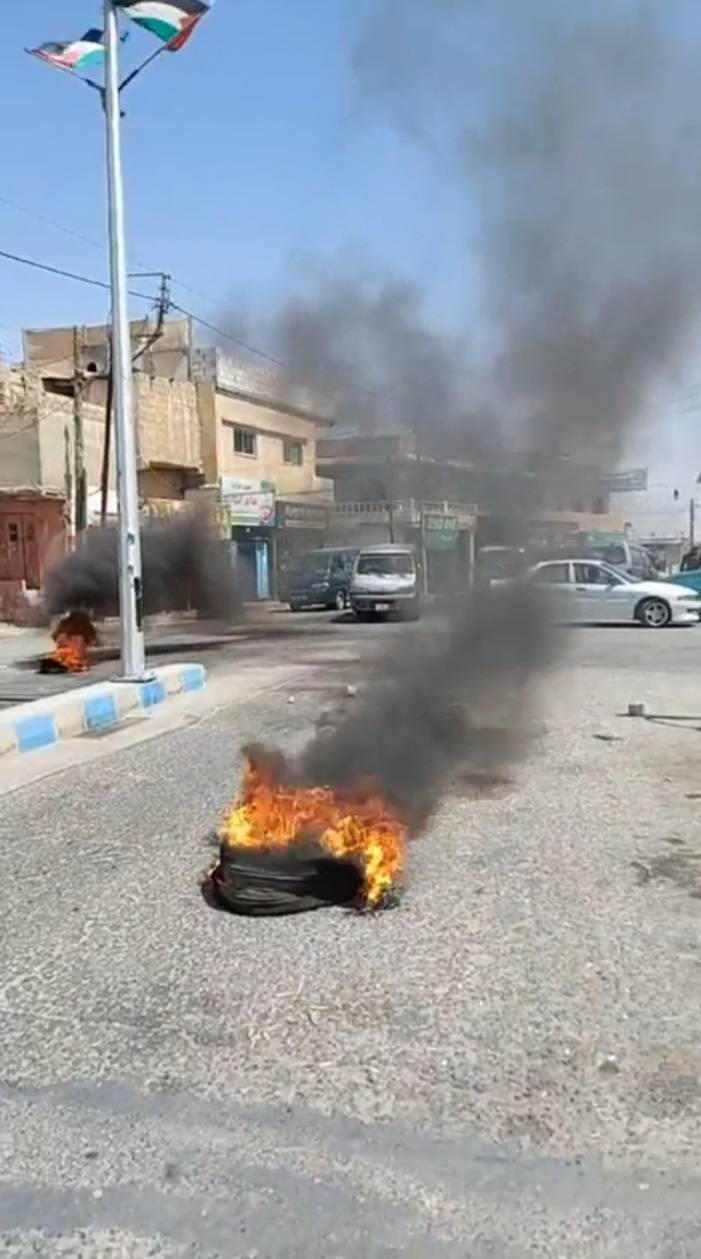 ذيبان.. احتجاجات بعد تسريح شبان من مشروع لوزارة السياحة في اللواء