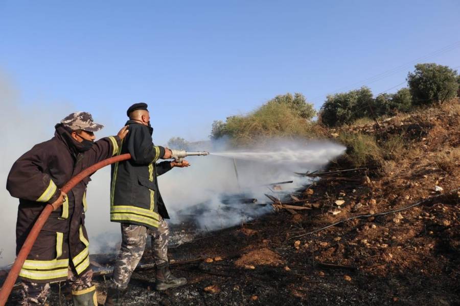 الدفاع المدني يخمد حريق أعشاب جافه واشجار حرجيه ومثمره في  جرش... صور