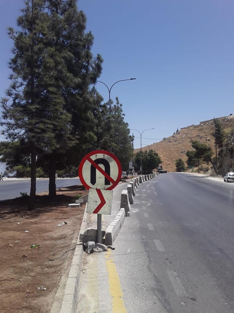 الاشغال: إغلاق فتحة التفافية على طريق عمان  السلط لخطورتها