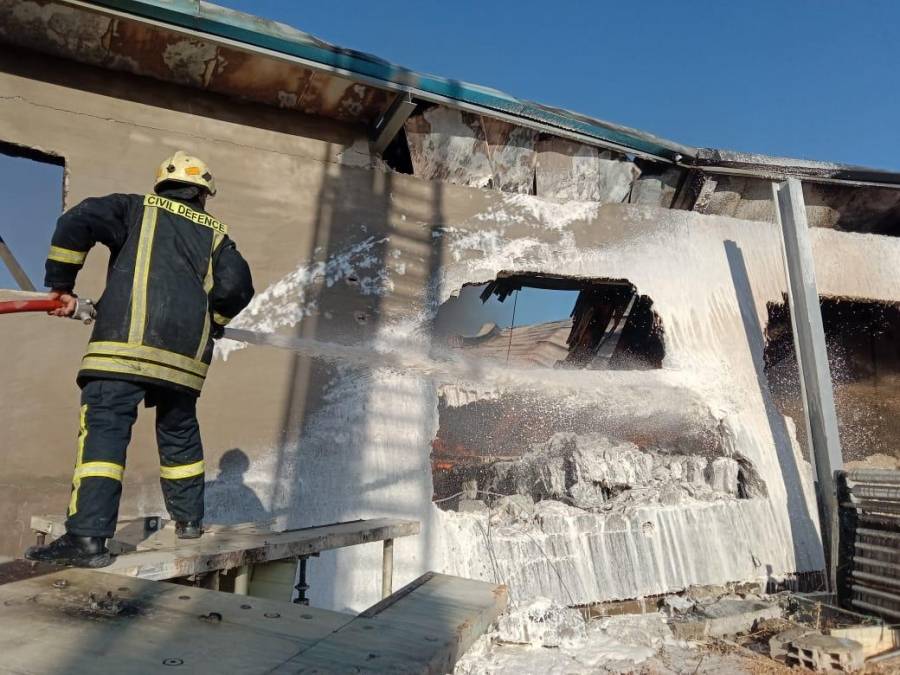 سرعة في الاستجابة وحرفية في مكافحة الحريق تمنع امتداده للمصنع بأكمله