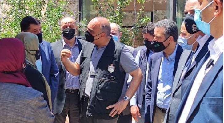 الخصاونة يختتم جولته الميدانية إلى جرش بزيارة مصنع للألبسة