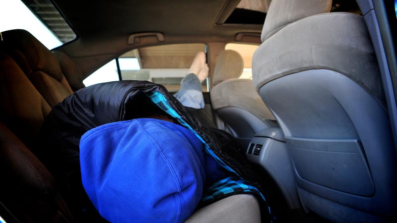 انتحار شاب داخل مركبته في ماعين