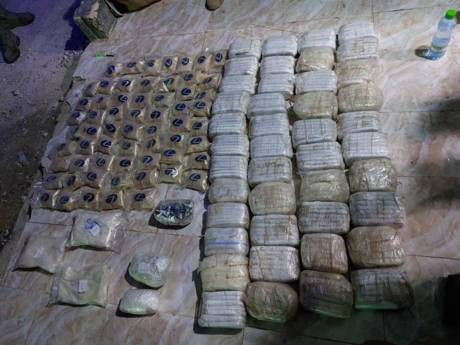 الجيش يحبط  محاولة تسلل وتهريب كميات كبيرة من المخدرات والأسلحة...صور