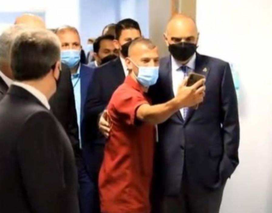 مواطن يباغت الخصاونة بسيلفي