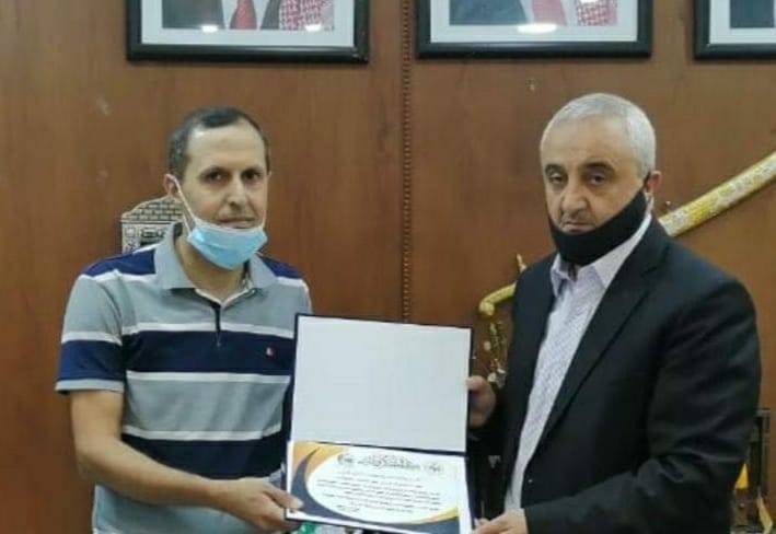 العمري يكرم المومني موظفا مثاليا لشهر حزيران في تربية قصبة اربد