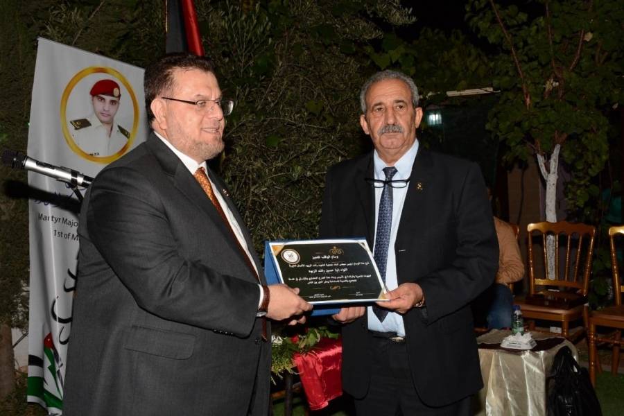 الوقف الاسكندنافي للتعليم يمنح الزيود وسام التميز