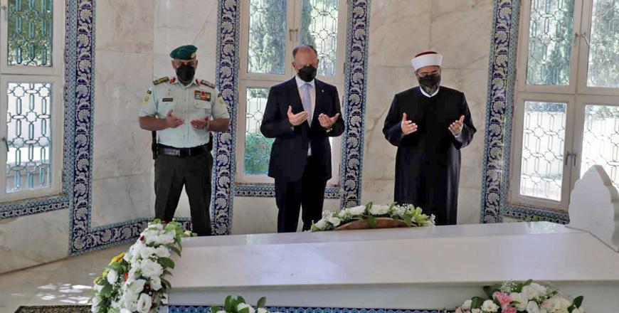 Regent visits tomb of King Talal