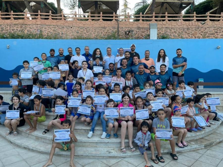 الخلايله يكرم المشاركين بدورة السباحة الثانية