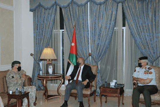 الخصاونة يلتقي رئيس أركان الدفاع البريطاني