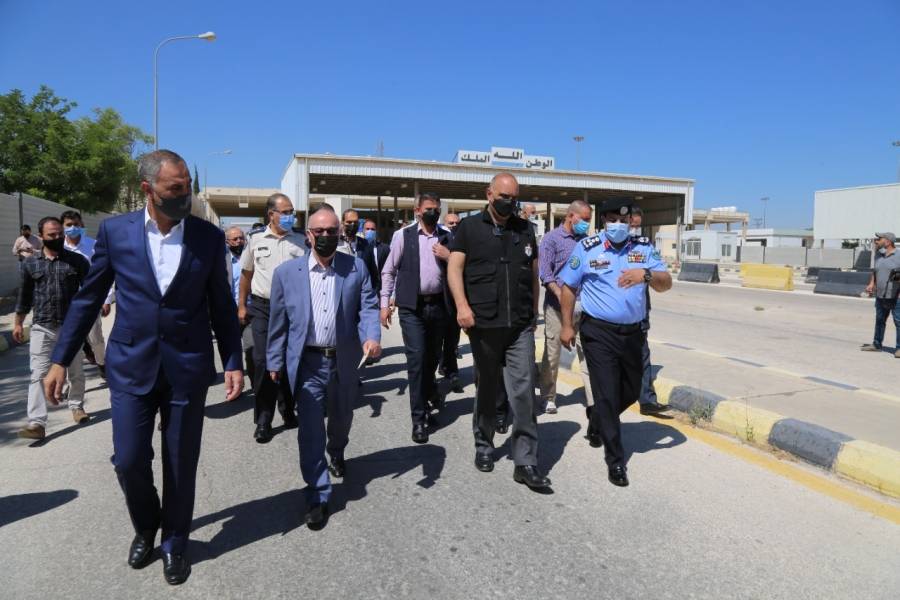 رئيس الوزراء يزور معبر جابر ويوعز بإجراءات لإعادة تشغيله بكامل طاقته... صور