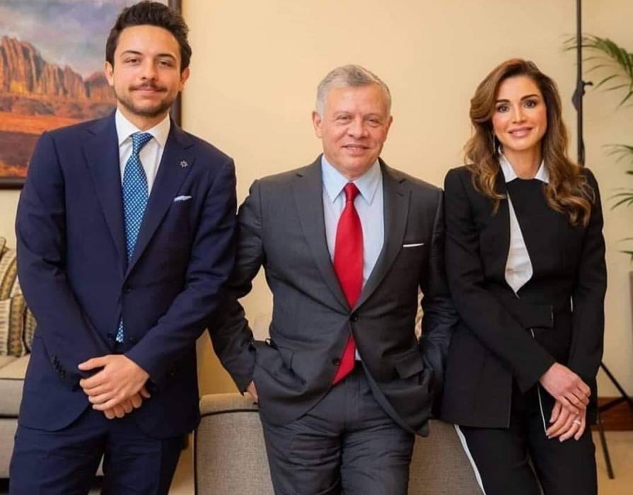 صاحِبَيْ الجلالة وغيابهما