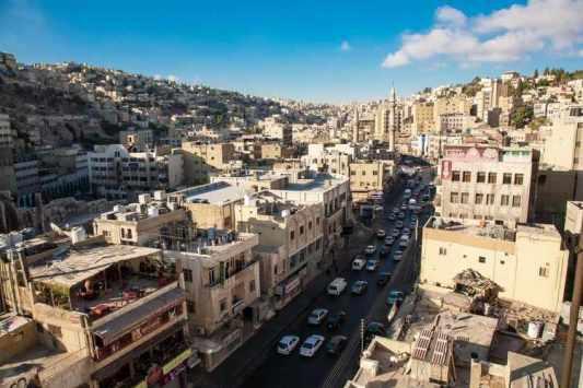 أجواء حارة نسبيا الأحد