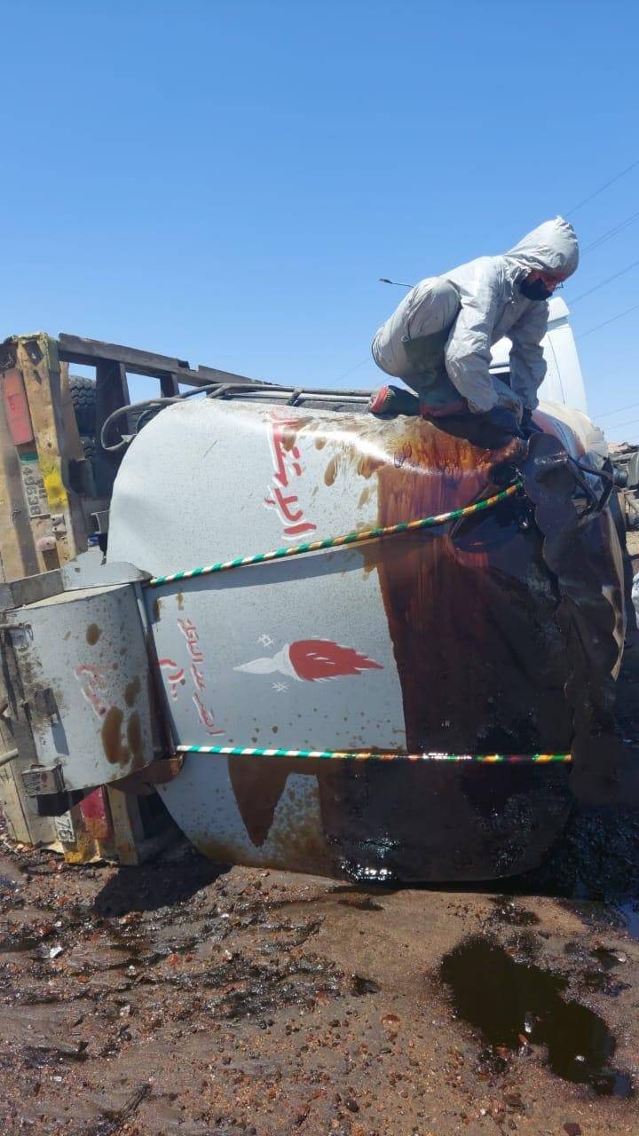 دفاع مدني العقبة تتعامل باحترافية مع انقلاب صهريج محمل بكميات كبيرة من المواد البترولية..صور