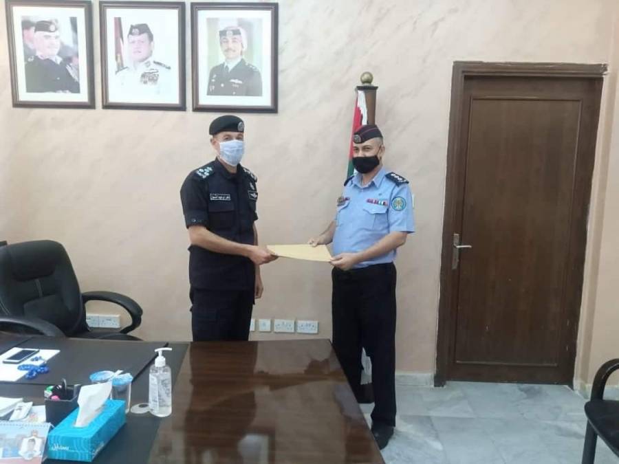 مدير شرطة غرب اربد يكرم ضابط الشرطة المجتمعية