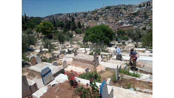 بلدية السلط تنفذ حملة نظافة للمقابر استعدادا لعيد الأضحى المبارك