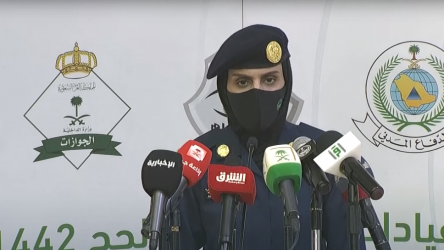 لأول مرة في تاريخ السعودية.. جندية تقدم مؤتمرا صحفيا حول الحج