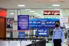 متلقو اللقاح يدخلون عبر جسر الملك حسين دون منصة