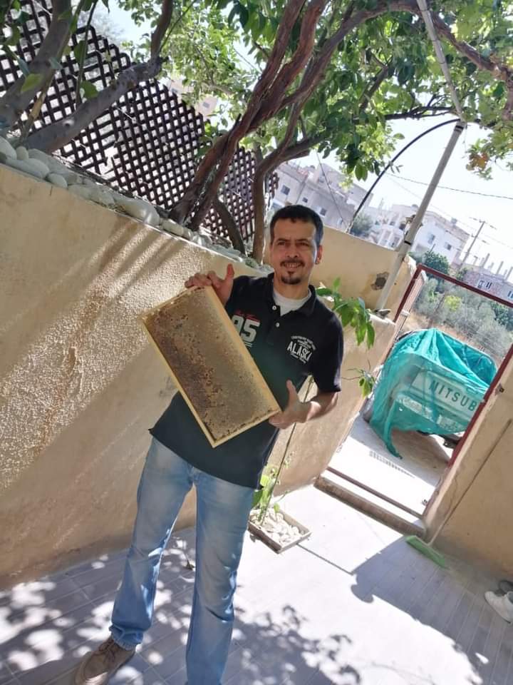 مزارع أردني يجني عسلاً مميزاً يجمع خصائص الأردن وفلسطين وسوريا.