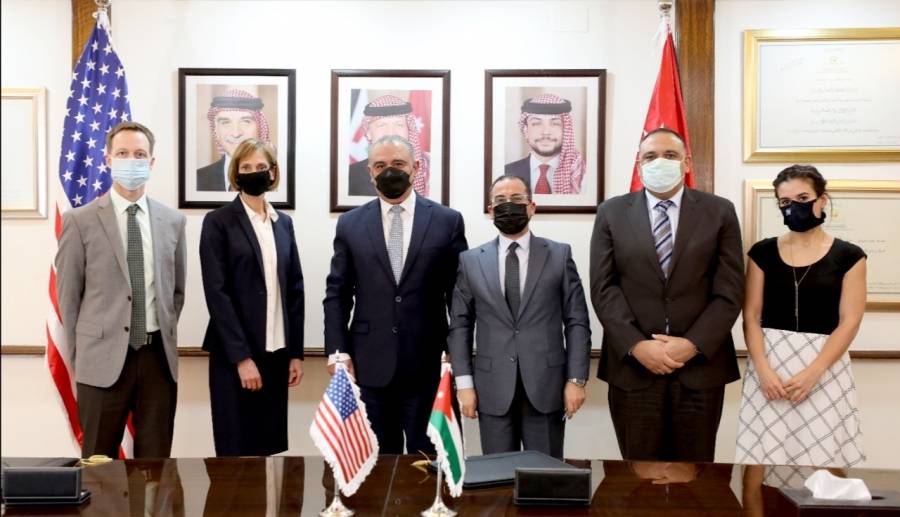 تحويل الدفعة الاولى من المنحة النقدية الامريكية للخزينة بقيمة 600 مليون دولار.. صور