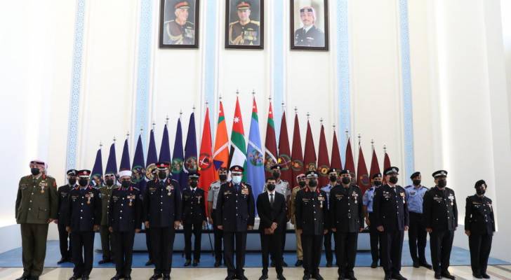 الحواتمة يقلد ميدالية مئوية الدولة الاولى لكوكبة من ضباط وضباط صف المديرية.. صور