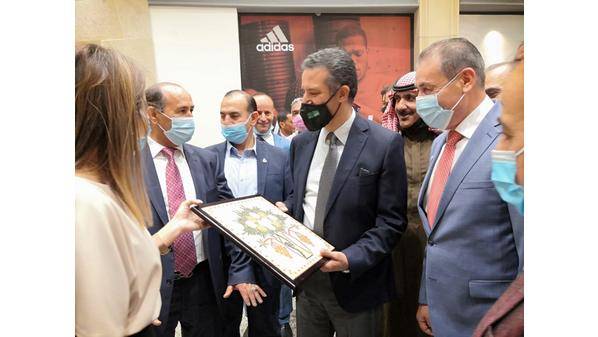 وزير السياحة يفتتح فرع ماكدونالدز الذي يوفر 500‪ فرصة عمل لابناء مادبا