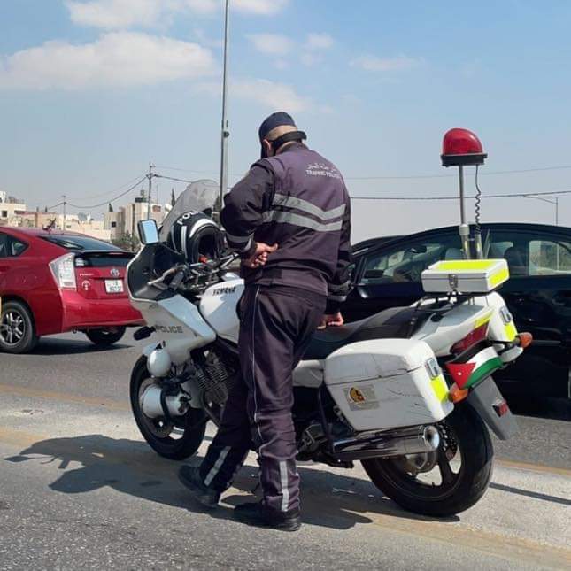 لفتة انسانية لرقيب سير هبّ لمساعدة أطفال داخل مركبة في طبربور