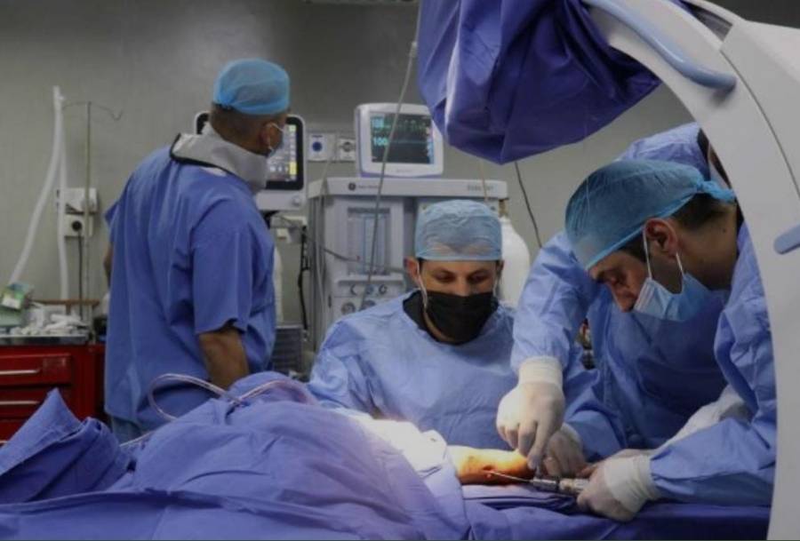 الطواقم الطبية في المستشفى الميداني الأردني غزة تجري عملية جراحية نوعية