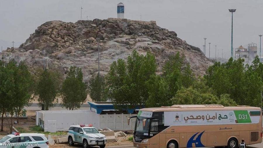 حجاج بيت الله الحرام يقفون بعرفة .. فيديو