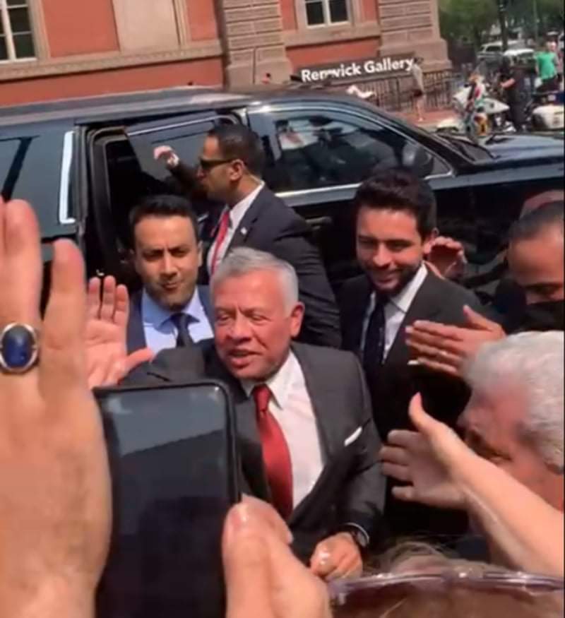 الملك يترجل من موكبه للسلام على مواطنين امام البيت الابيض ...فيديو 