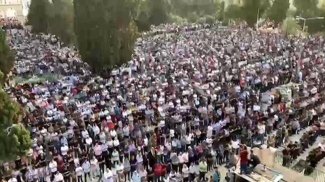 نحو مئة ألف مصل أدوا صلاة العيد بالمسجد الأقصى