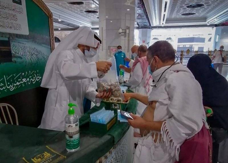 رئاسة شؤون الحرمين تستقبل ضيوف الرحمن...بالحلوى والبخور والقهوة..صور