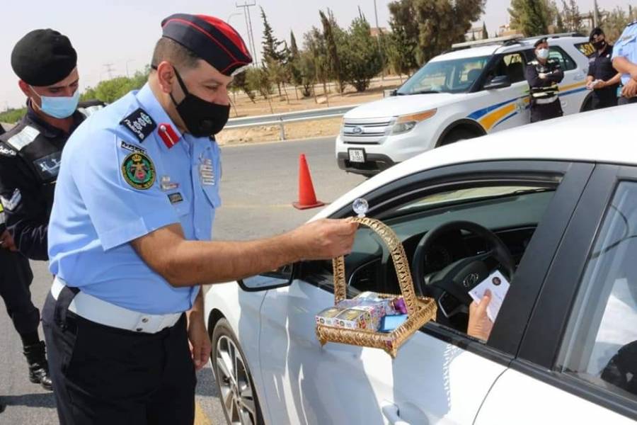 العقيد القاضي يوزع الحلوى وبطاقات المعايدة على المواطنين_ صور