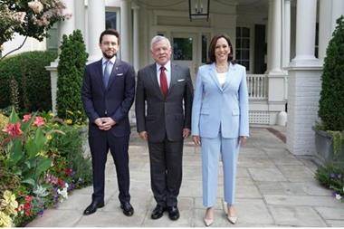 الملك يلتقي هاريس