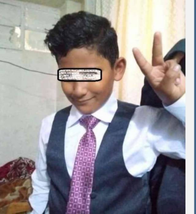 طفل الإشارة الضوئية اليتيم يرتدي ملابس العيد مجدداً _ صور