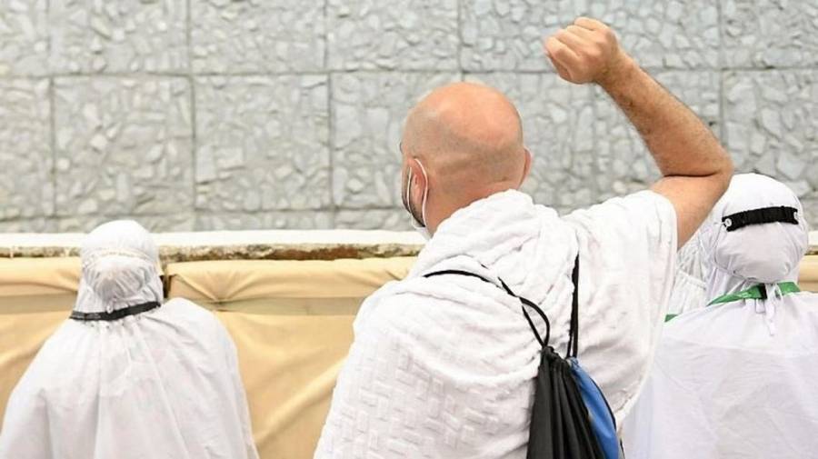 حجاج بيت الله الحرام يواصلون رمي الجمرات في أول أيام التشريق