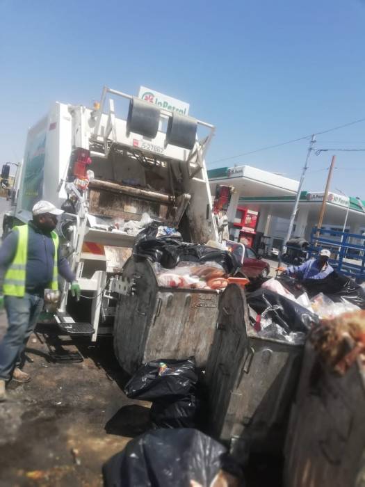 بلدية السلط ترفع 260 طن نفايات في أول أيام عيد الأضحى المبارك... صور