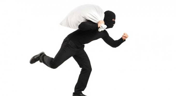 القبض على لص سرق 6 علب قهوة ولوح جبنة وبوظة في عمان