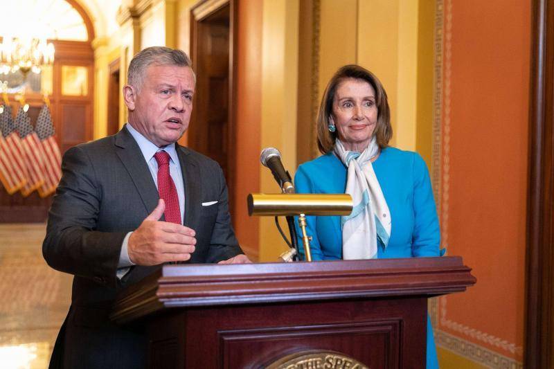 بيلوسي تستقبل الملك في الكابيتول