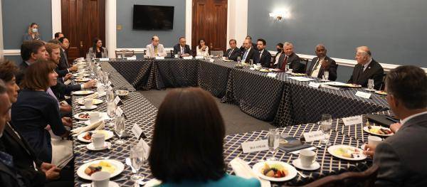 الملك يلتقي لجنة الشؤون الخارجية بالنواب الأمريكي