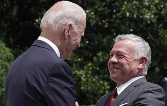 الكاتب رافيد: لقاء الملك وبايدن “انتصار” بعد سنوات من التوتر مع ترامب ونتنياهو