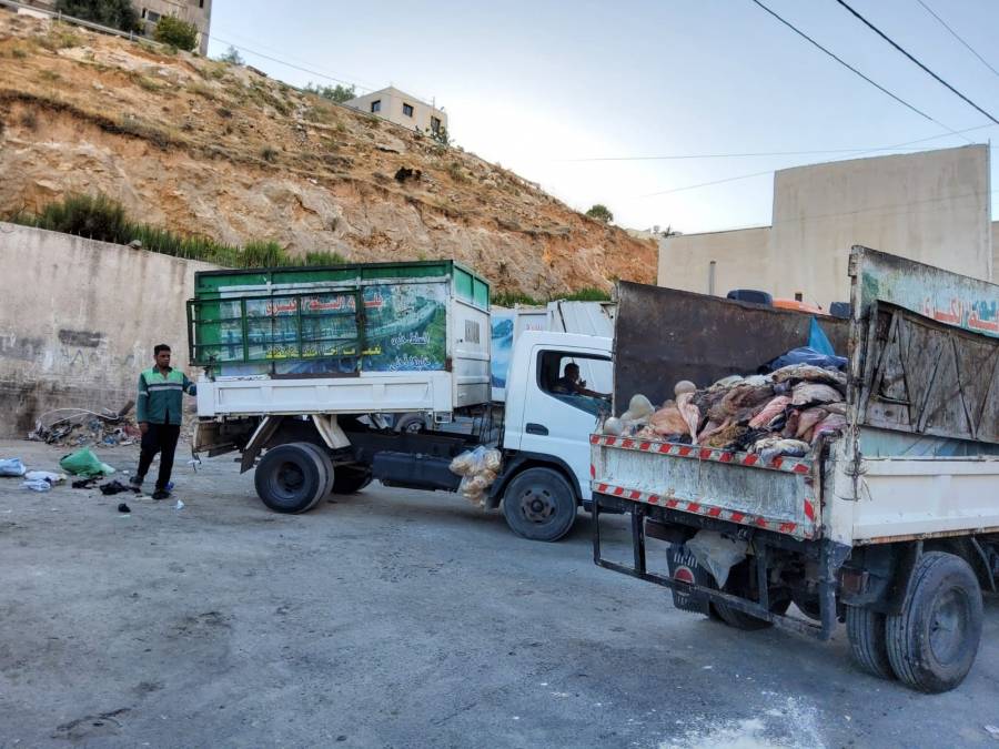 بلدية السلط تنفذ حملة نظافة لمواقع بيع الأضاحي.. صور