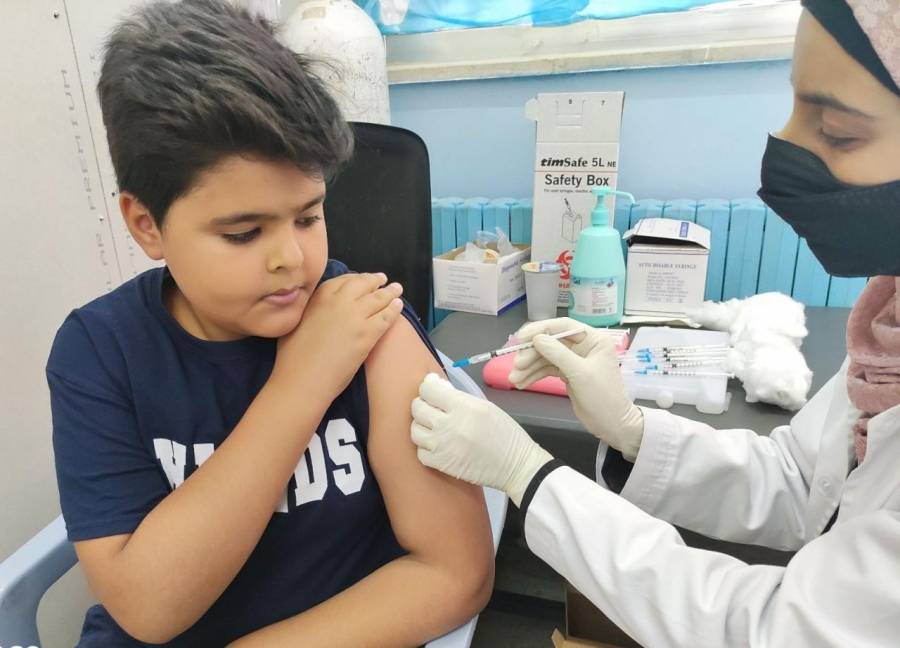 عاجل : أول طفلان بعمر 12 عاماً يتلقيان مطعوم كورونا في مركز صحي مأدبا .. صورة