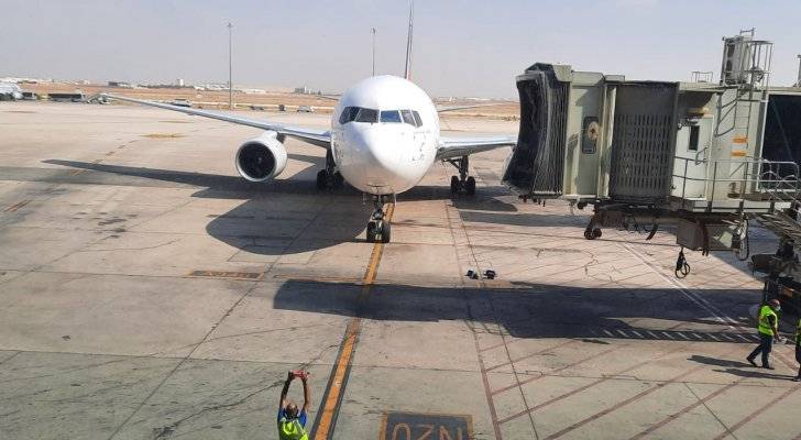 بالصور .. طائرة ركاب نيجيرية تصل إلى عمان تحمل وفداً رسمياً لـالسياحة الدينية