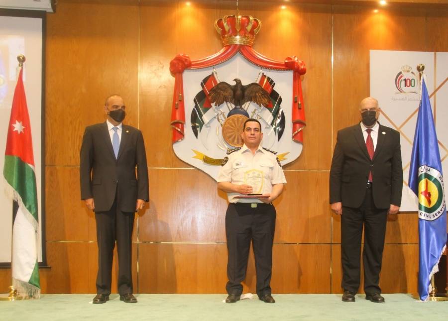 انجاز جديد يضاف لانجازات دائرة الجمارك حصول ثلاث موظفين على جائزة الموظف المثالي في الخدمة المدنية