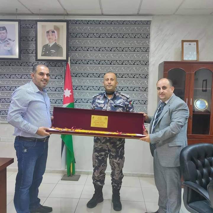 الشخاترة يُكرم بأقل من شهر من استلامه مديراّ لـ دفاع مدني العقبة