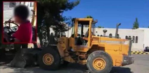 ضبط حدث يقود جرّافة في عمان