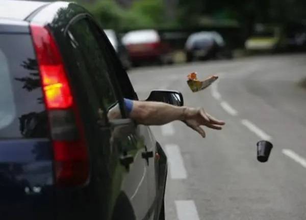 الحبس وغرامات تصل إلى ألف دينار .. تعرف على عقوبات الالقاء العشوائي للنفايات