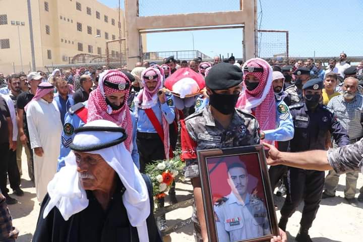 الأمن العام يشيع جثمان الشرطي عبد الحافظ البطوش... صور